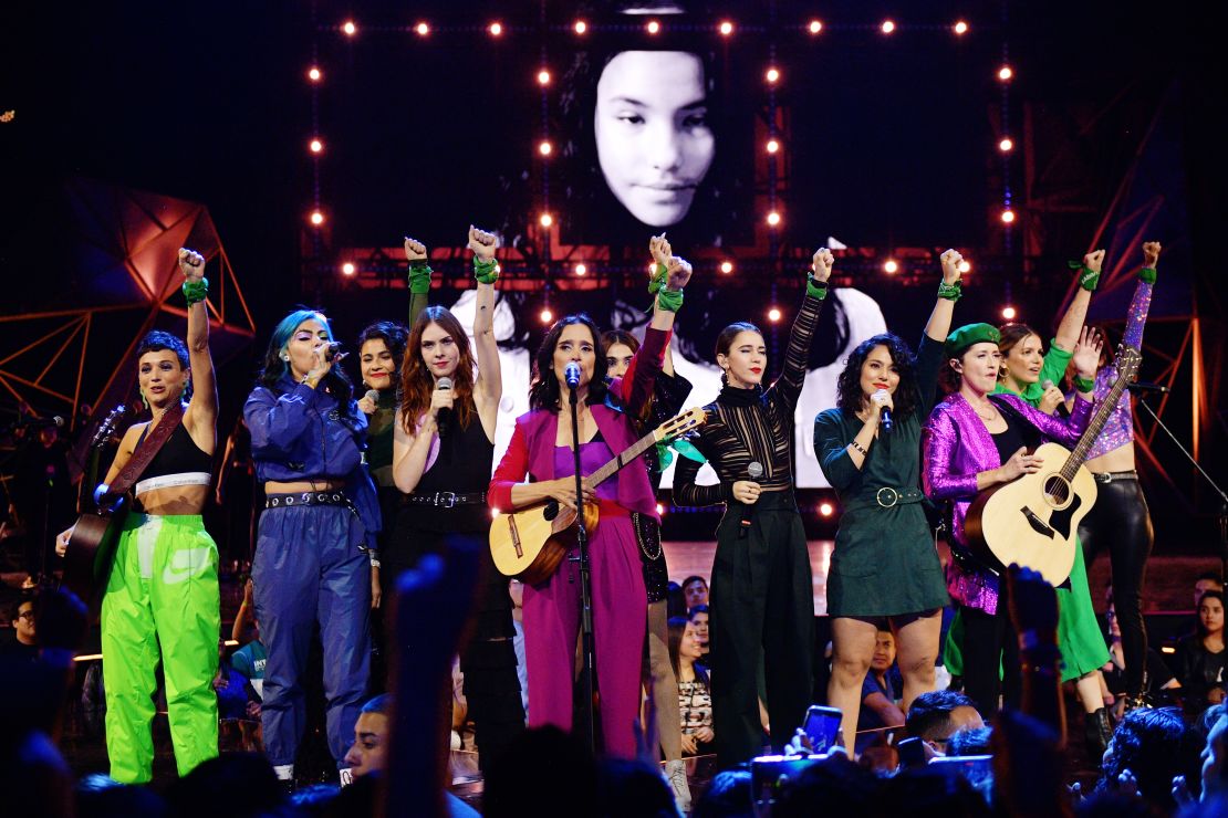 Julieta Venegas, 10 interpretes y compositoras levantaron el brazo izquierdo un pañuelo verde, un símbolo que se ha visto en las protestas de mujeres para exigir la legalización del aborto.