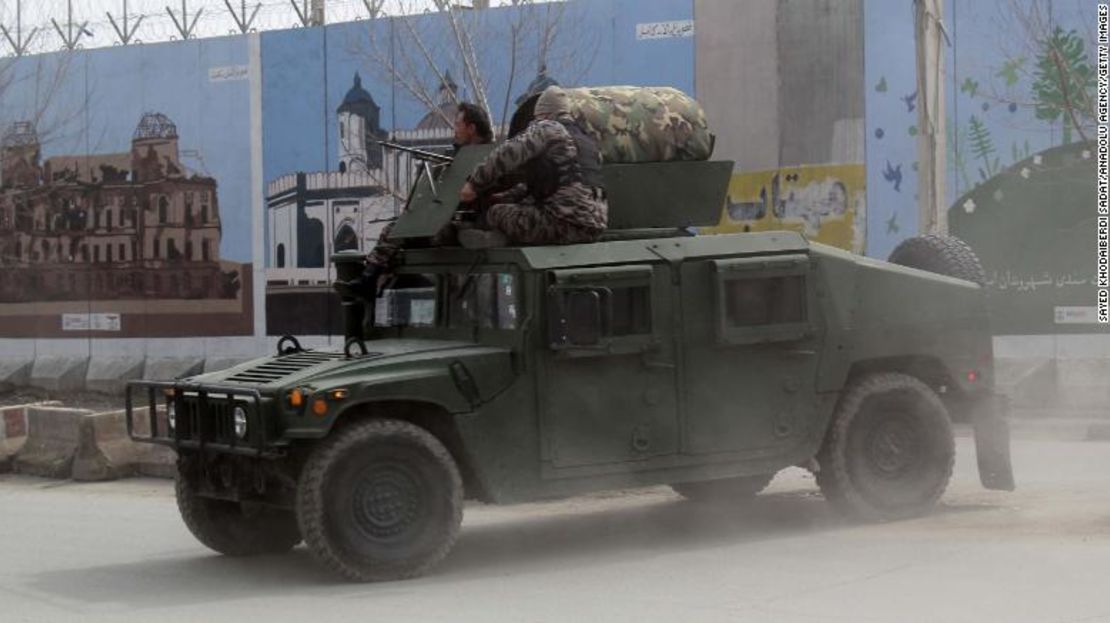 Fuerzas de seguridad afganas patrullan después del ataque del viernes en Kabul.