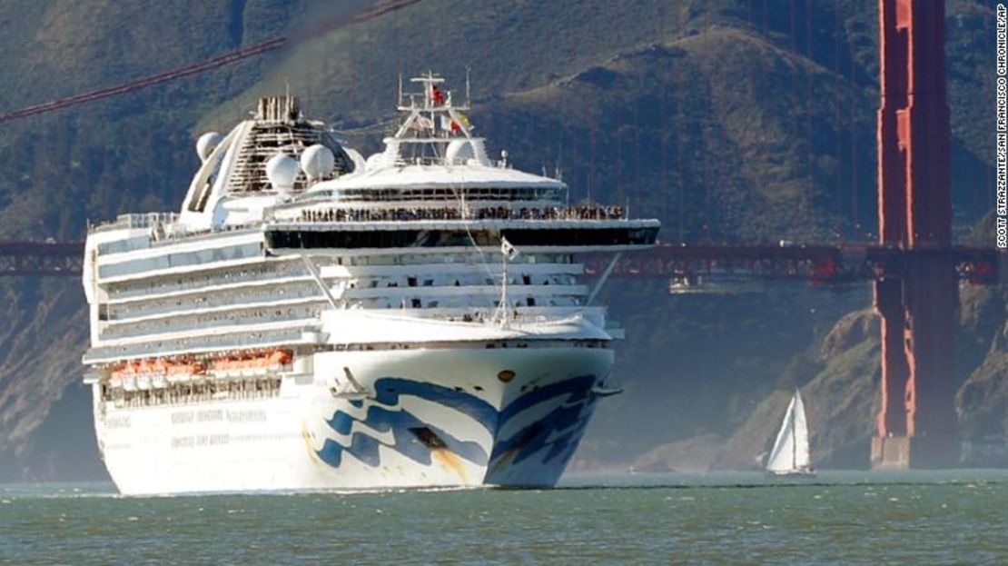 En esta foto tomada el mes pasado, el crucero Grand Princess pasa el puente Golden Gate en San Francisco.