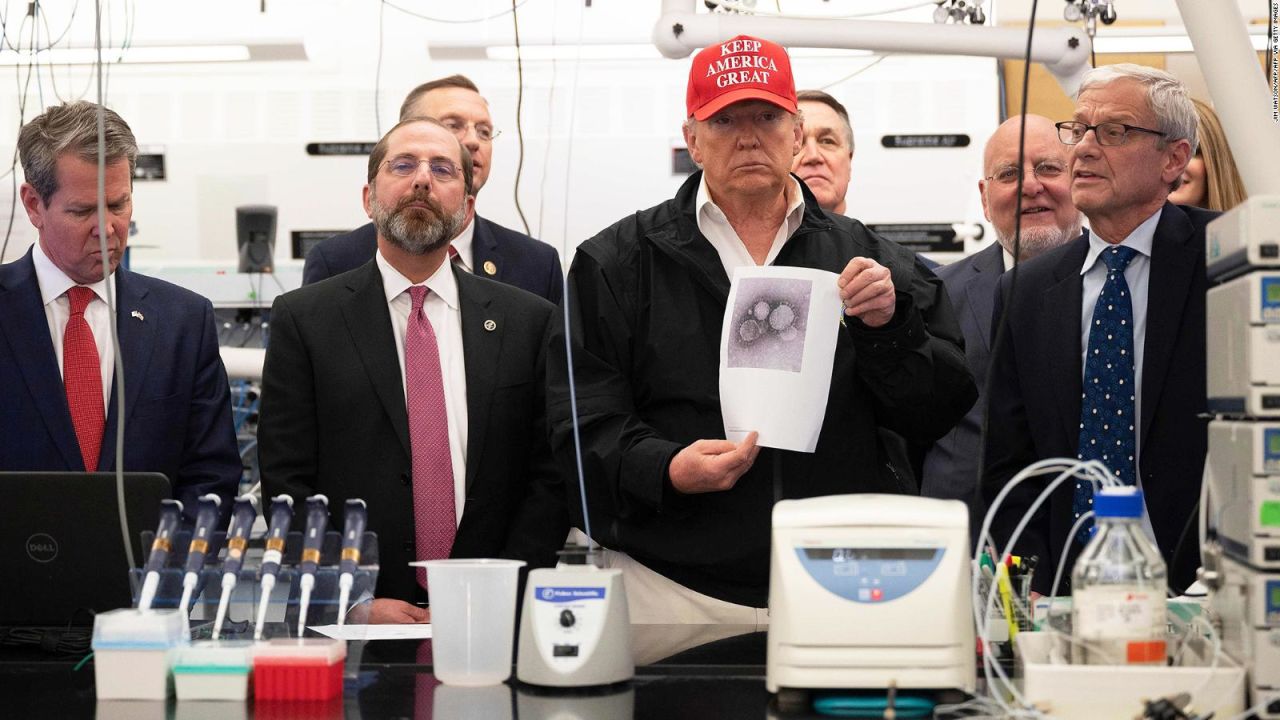 CNNE 787641 - trump visita los cdc usando una gorra roja de su campana