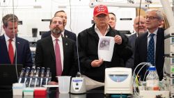 CNNE 787641 - trump visita los cdc usando una gorra roja de su campana