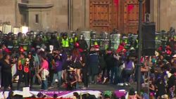 CNNE 788028 - desmanes en mexico durante la marcha del dia internacional de la mujer