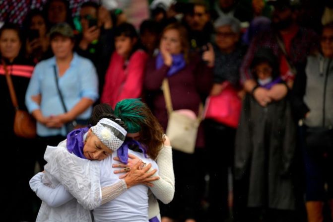 Mujeres en Bogotá, Colombia, participan en un performance durante la manifestación.