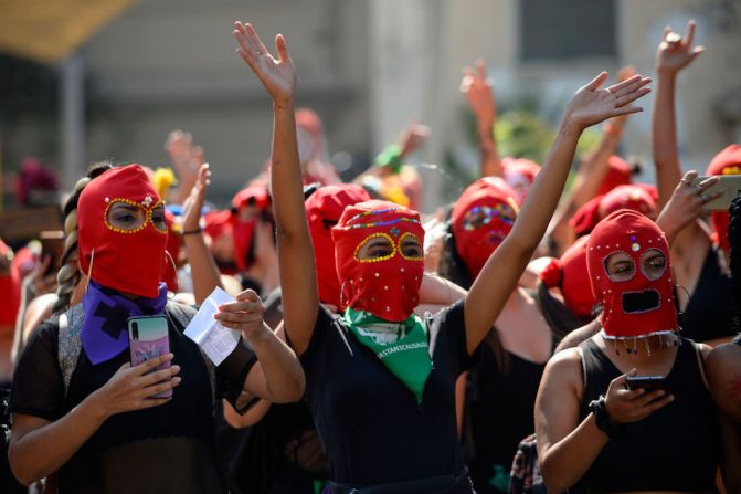 Mujeres con máscaras gritan consignas durante la manifestación en Santiago.