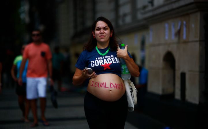 Una mujer embarazada muestra su vientre con la palabra "Igualdad" pintada encima, en Buenos Aires, Argentina.