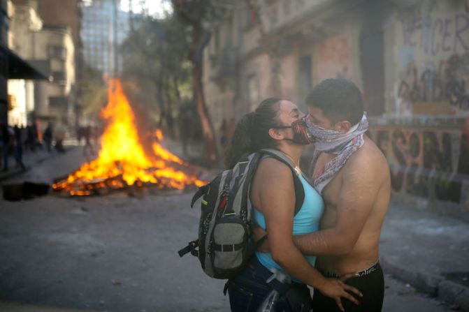 Una pareja se besa durante las protestas en Plaza Italia, en Santiago.