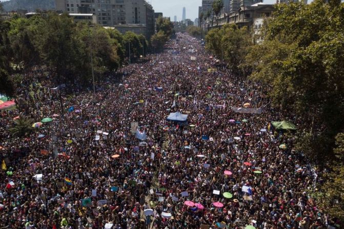 Santiago, la capital de Chile, también registró una multitudinaria marcha por el Día de la Mujer.