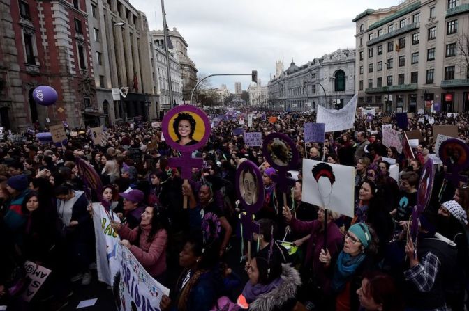 En Madrid, España, miles de mujeres marcharon por el Día Internacional de la Mujer.