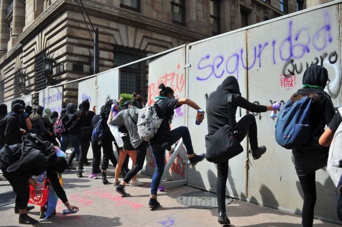 Aunque la manifestación en Ciudad de México fue pacífica en su mayoría, hubo algunos hechos de violencia protagonizados por mujeres con el rostro cubierto.