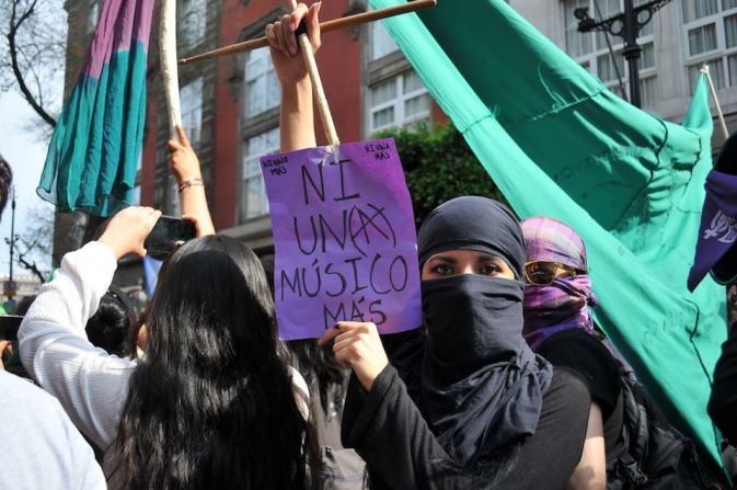 Mujeres de todo el mundo realizaron acciones para conmemorar el Día Internacional de la Mujer y presionar para lograr la igualdad.