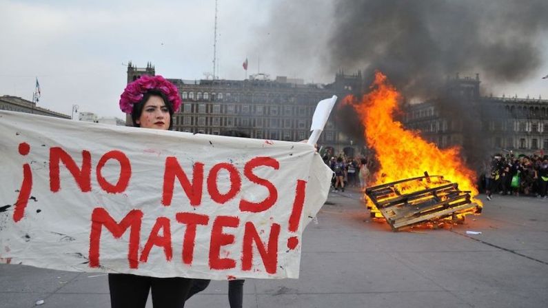 Las manifestantes protestaban entre otras cosas contra los feminicidios en el país.