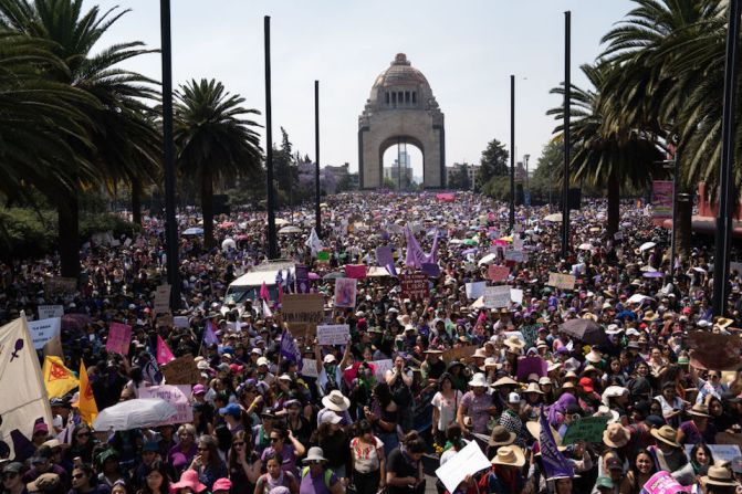 Miles de manifestantes marcharon en Ciudad de México por el Día Internacional de la Mujer.