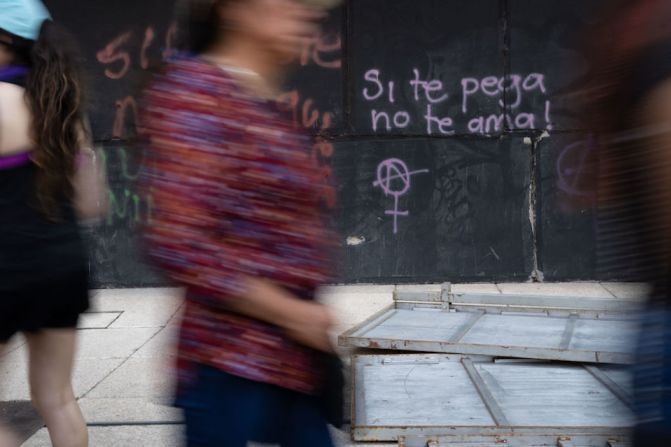 "Si te pega no te ama" se lee en un muro en Ciudad de México durante la manifestación por el Día Internacional de la Mujer.