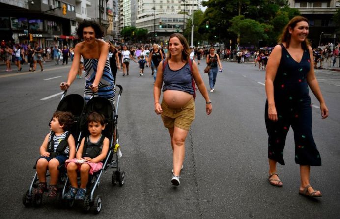 Marcha de mujeres en Montevideo, Uruguay.