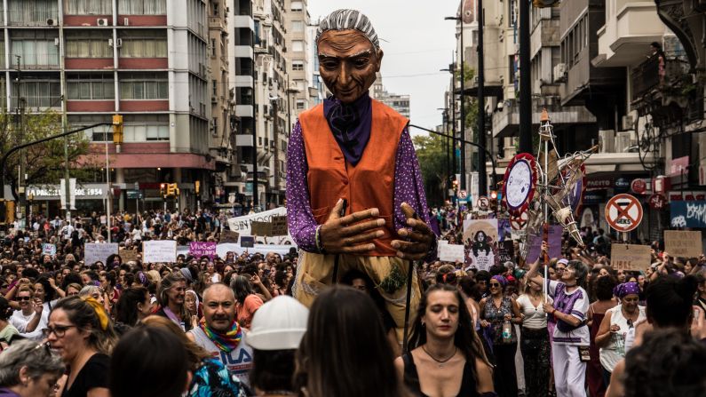 Decenas de miles de mujeres desfilaron por el centro de Montevideo en una de las marchas feministas más masivas de la región.