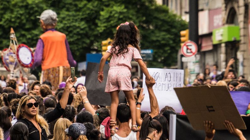 Familias, niñas y niños, acompañaron a una mayoría de mujeres. Crédito: Pablo Sobrino