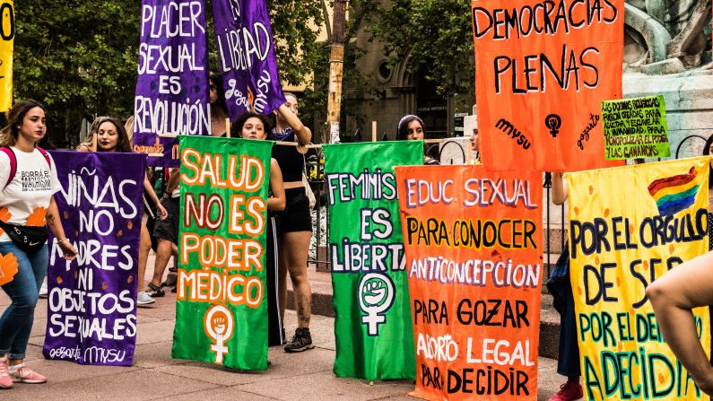 Bajo la consigna de "más feminismo, mejor democracia", la principal avenida de la capital uruguaya estuvo abarrotada durante el domingo, en reclamo de igualdad y del fin de los feminicidios. Crédito: Pablo Sobrino