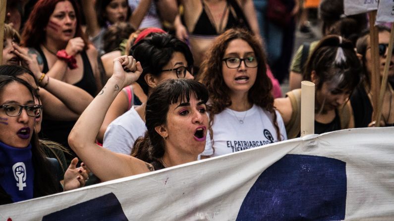 Decenas de miles de mujeres desfilaron por el centro de Montevideo, en una de las marchas feministas más masivas de la región. Crédito: Pablo Sobrino