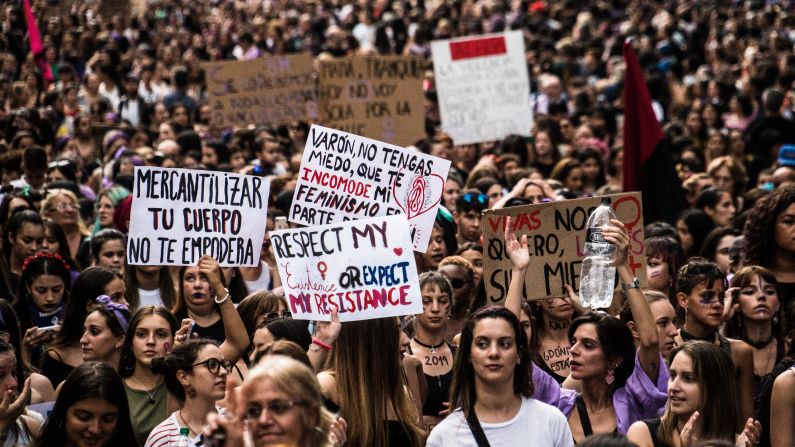 Decenas de miles de mujeres desfilaron por el centro de Montevideo, en una de las marchas feministas más masivas de la región. Crédito: Pablo Sobrino