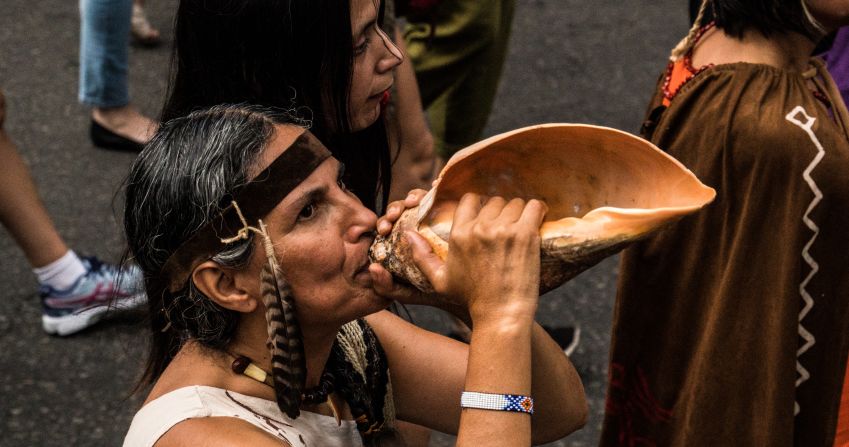 Decenas de miles de mujeres desfilaron por el centro de Montevideo en una de las marchas feministas más masivas de la región. Crédito: Pablo Sobrino