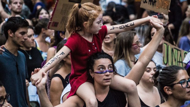 Familias, niñas y niños, acompañaron a una mayoría de mujeres, bajo fuertes medidas de seguridad instaladas por el gobierno para proteger a una iglesia que en el pasado había recibido pintadas. Crédito: Pablo Sobrino