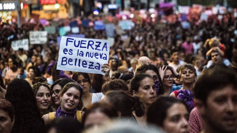 Decenas de miles de mujeres desfilaron por el centro de Montevideo, en una de las marchas feministas más masivas de la región. Bajo la consigna de "más feminismo, mejor democracia", la principal avenida de la capital uruguaya estuvo abarrotada durante el domingo, en reclamo de igualdad y del fin de los feminicidios. Familias, niñas y niños, acompañaron a una gigantesca mayoría de mujeres, bajo una fuerte medida de seguridad instalada por el gobierno para proteger a una iglesia que en el pasado había recibido pintadas. Crédito: Pablo Sobrino