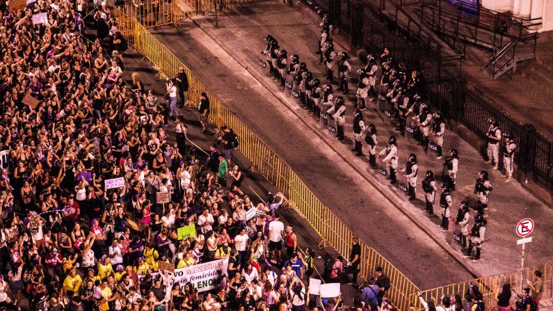 CNNE 788323 - marcha en montevideo por el dia internacional de la mujer