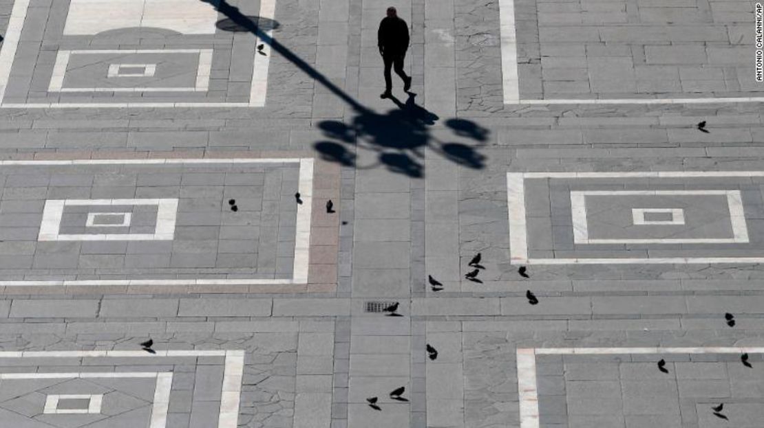 Una plaza en Milán está casi vacía mientras la gente hace caso de las restricciones.