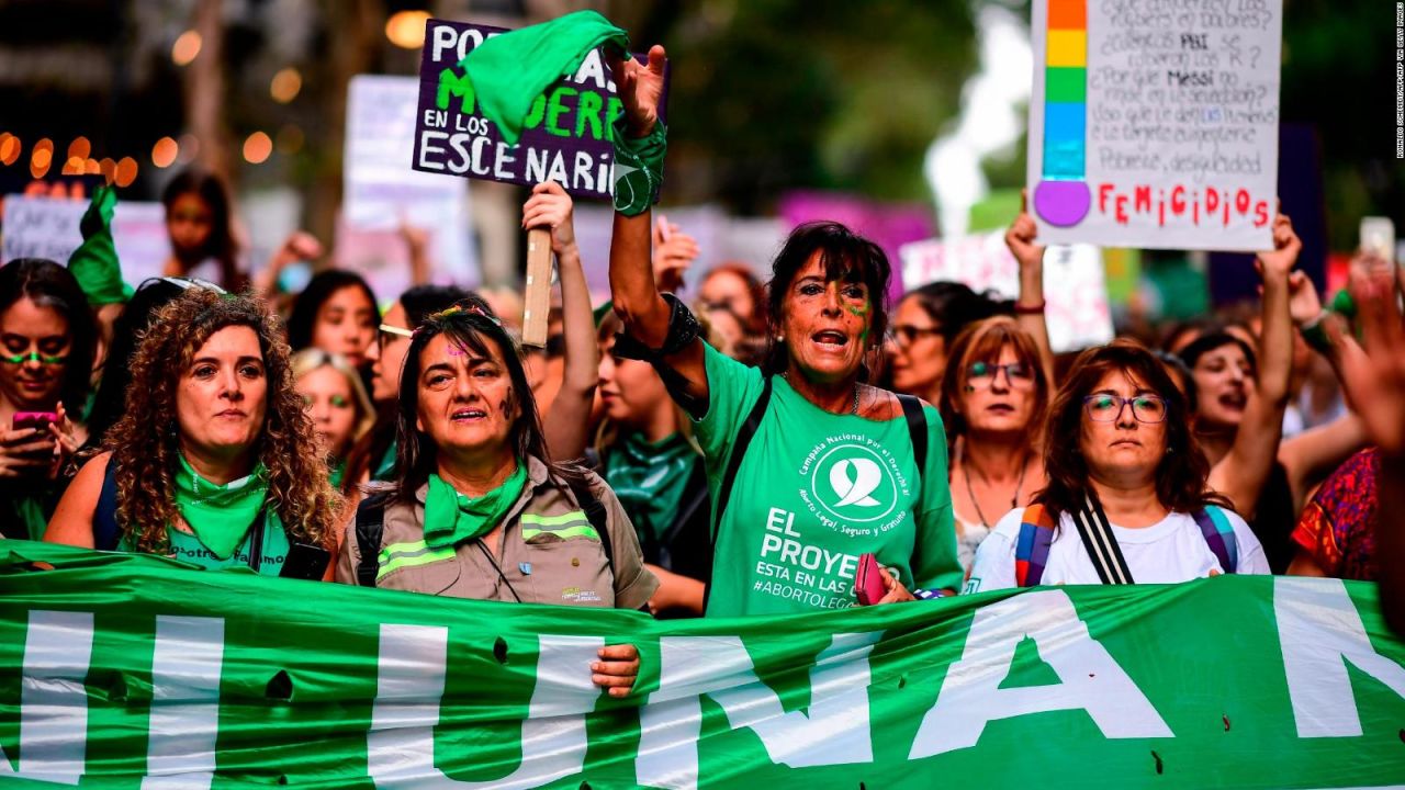 CNNE 788757 - mujeres en argentina salen a las calles a exigir la legalizacion del aborto