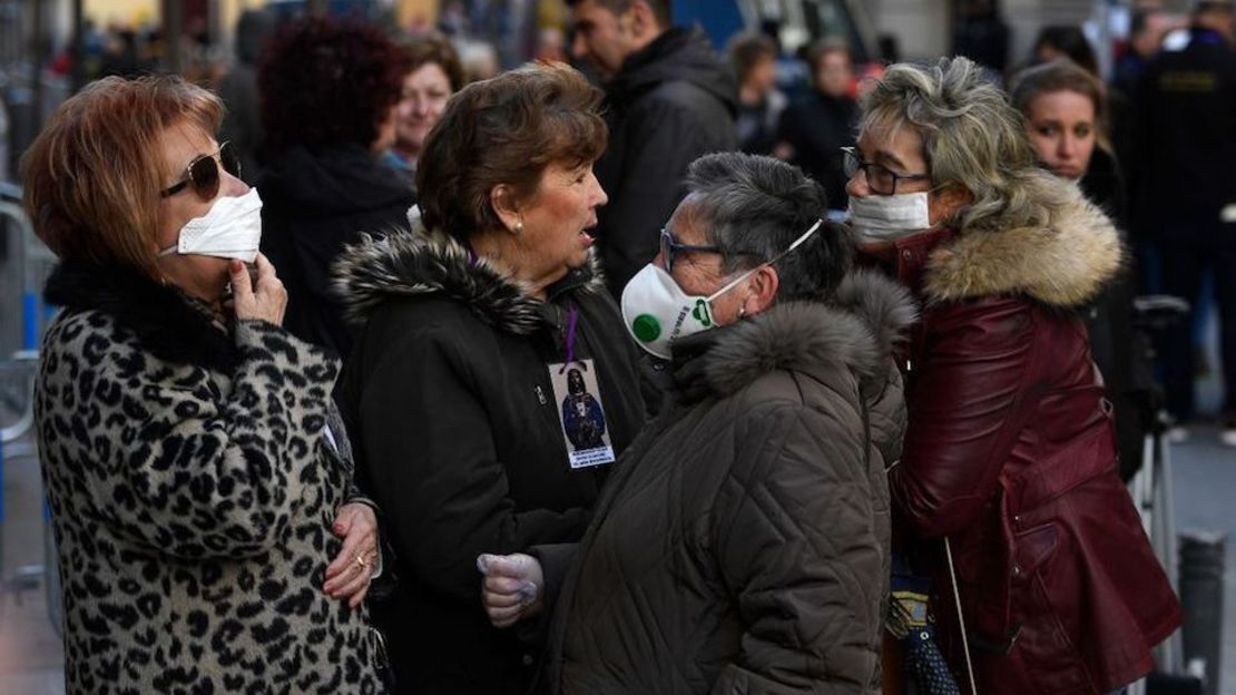 Mujeres con cubrebocas en Madrid, España, el 6 de marzo.