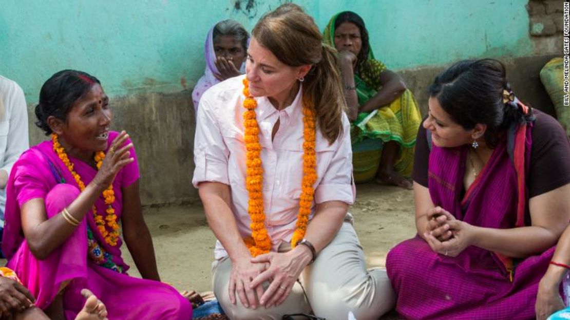 Melinda Gates habla con mujeres en la aldea de Kothwa en Danapur, Bihar, India, el 18 de abril de 2015.