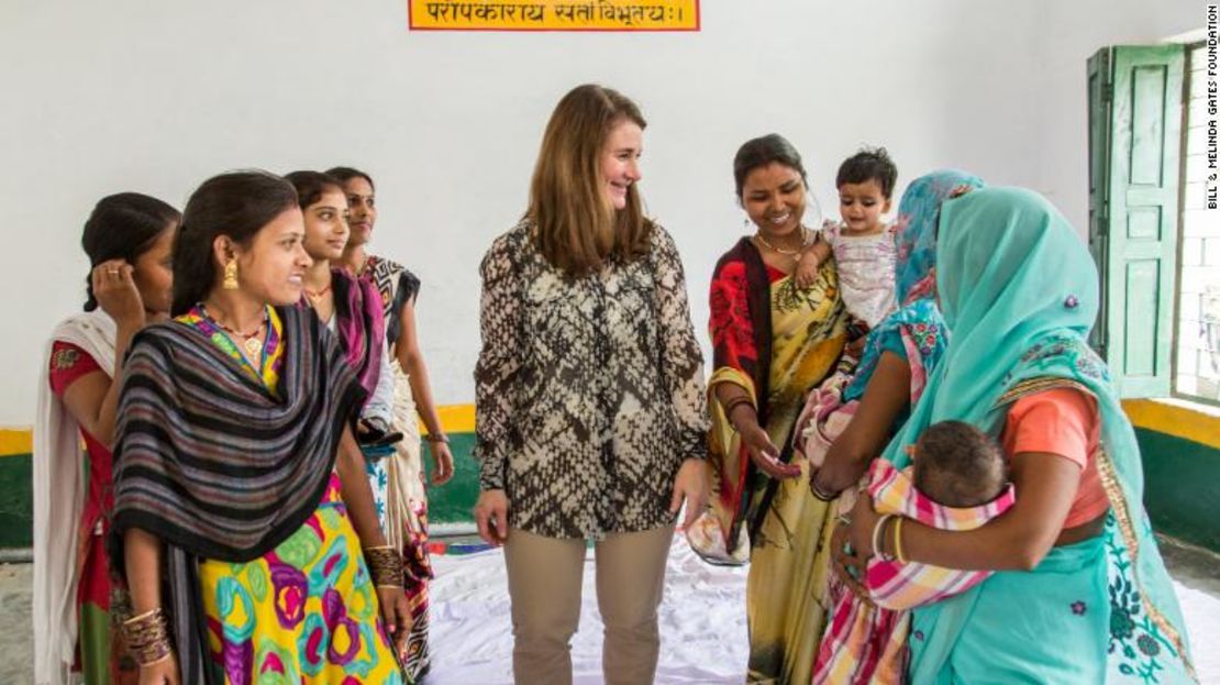 Melinda Gates se reúne con jóvenes casadas que pertenecen a un grupo de autoayuda en una escuela primaria en el pueblo de Kola, distrito de Barabanki, Uttar Pradesh, India, el 13 de marzo de 2016.