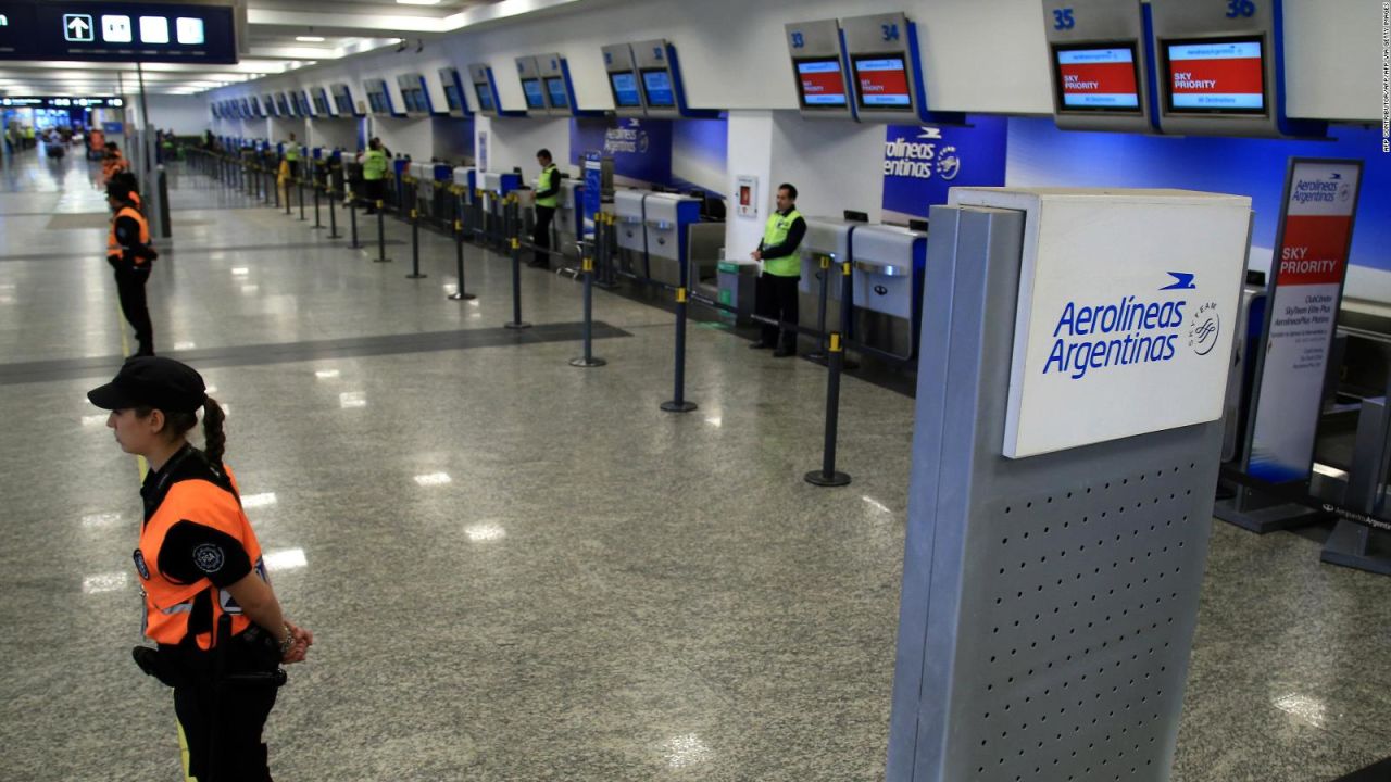 CNNE 789478 - aerolineas argentinas cancela vuelos a italia y miami