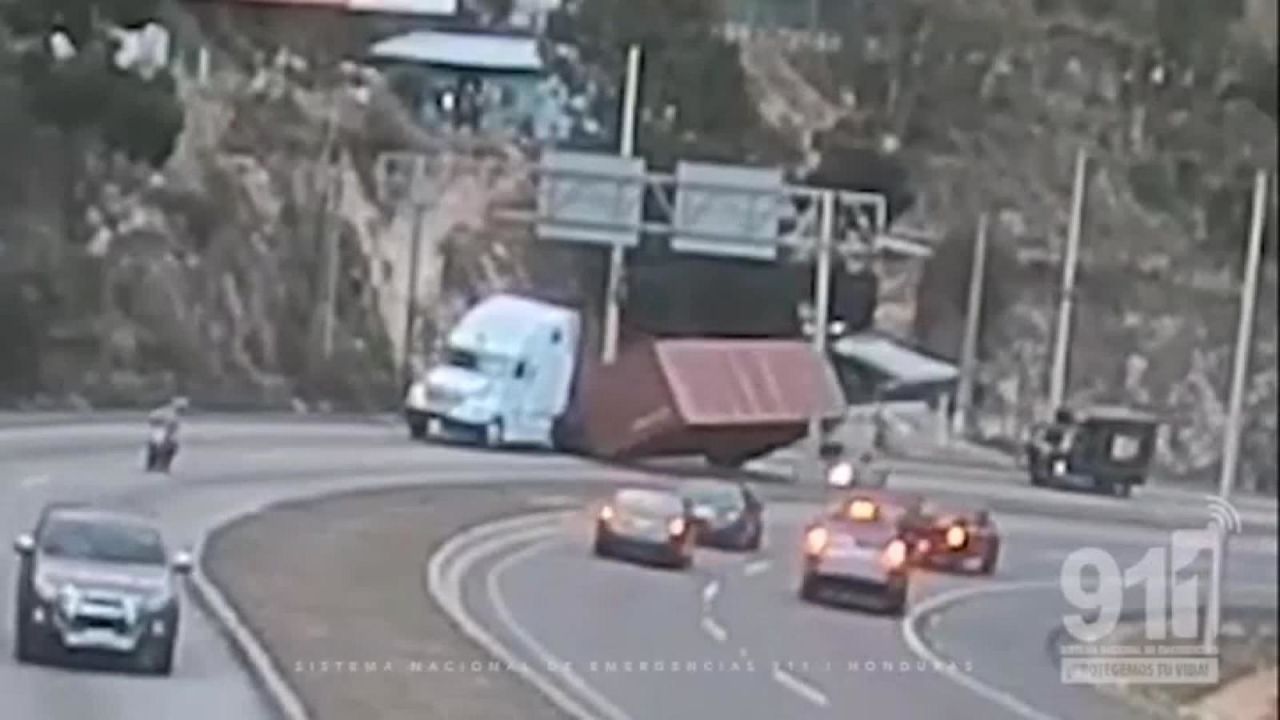 CNNE 789568 - video- sobrevive aparatoso accidente en honduras