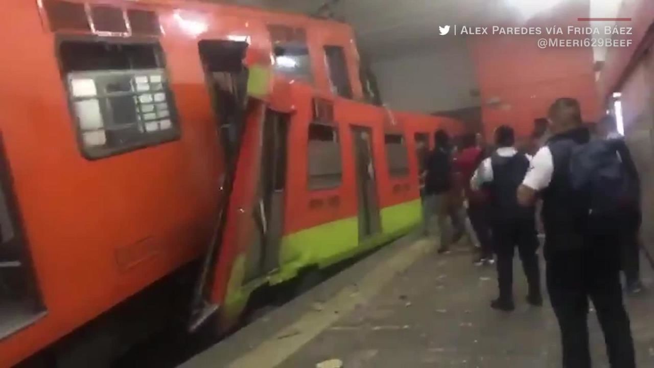 CNNE 789611 - video capta momentos tras choque de trenes en tacubaya