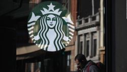 CNNE 789775 - el nuevo vaso de starbucks, mas amigable con el medioambiente