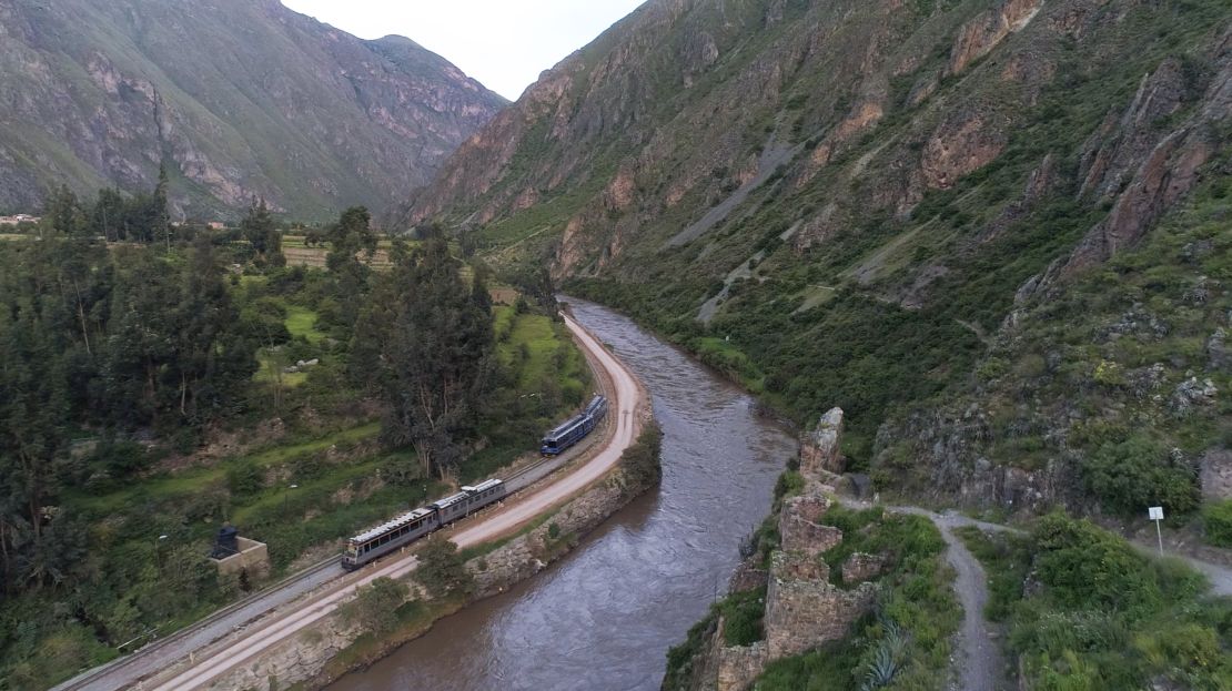Tren Vistadome surcando el Valle Sagrado, en Cusco