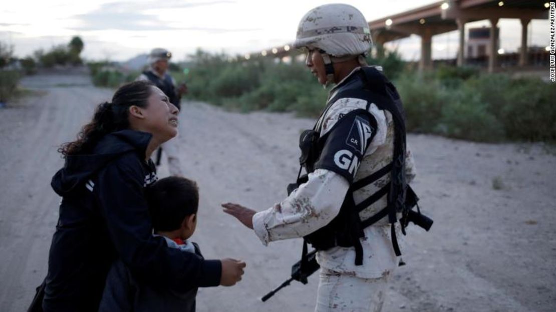 La migrante guatemalteca Lety Pérez abraza a su hijo Anthony mientras le pide a un miembro de la Guardia Nacional de México que los deje cruzar a Estados Unidos, desde Ciudad Juárez, México, el 22 de julio. REUTERS/José Luis González