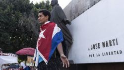 CNNE 790426 - ¿quien juzga si el artista cubano luis manuel otero deshonro su bandera?