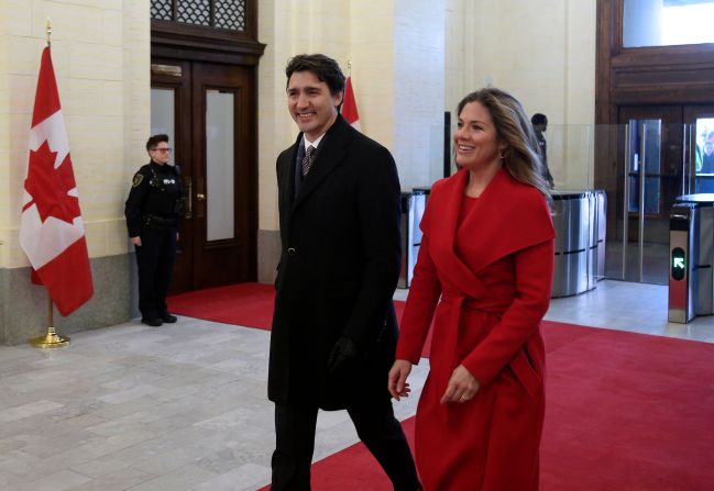 La esposa del primer ministro Justin Trudeau, Sophie Grégoire Trudeau, dio positivo por el nuevo coronavirus.