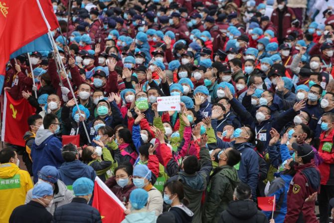 El personal médico celebra después de que todos los pacientes fueron dados de alta en un hospital temporal establecido para tratar a personas con el coronavirus COVID-19 en Wuhan en la provincia central de Hubei de China el 9 de marzo de 2020. - China cerró la mayoría de sus hospitales improvisados para pacientes con coronavirus, algunas escuelas volvieron a abrir y el personal de los resorts de Disney volvió a trabajar el 9 de marzo a medida que la normalidad regresa lentamente al país después de semanas de luchar contra la epidemia.