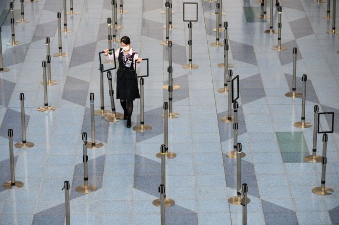 Un empleado de una aerolínea con máscara facial trabaja en la sala de embarque del aeropuerto Haneda de Tokio el 10 de marzo de 2020.