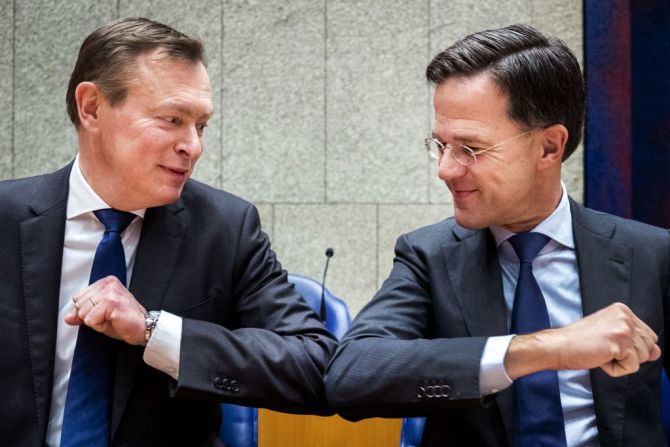 El primer ministro de Países Bajos, Mark Rutte, le da un saludo de bienvenida al ministro holandés de atención médica, Bruno Bruins, para evitar la propagación del nuevo coronavirus durante el turno de preguntas semanal en la Cámara Baja en La Haya, Países Bajos, el 10 de marzo. 2020.