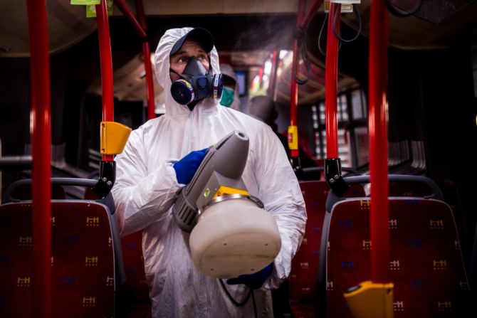 Un trabajador que usa ropa protectora desinfecta el interior de un autobús público en una estación de lavado de autobuses en la Compañía de Transporte de la ciudad de Bratislava como parte de las medidas de precaución contra la propagación del nuevo coronavirus COVID-19 en Bratislava, Eslovaquia, el 11 de marzo de 2020.