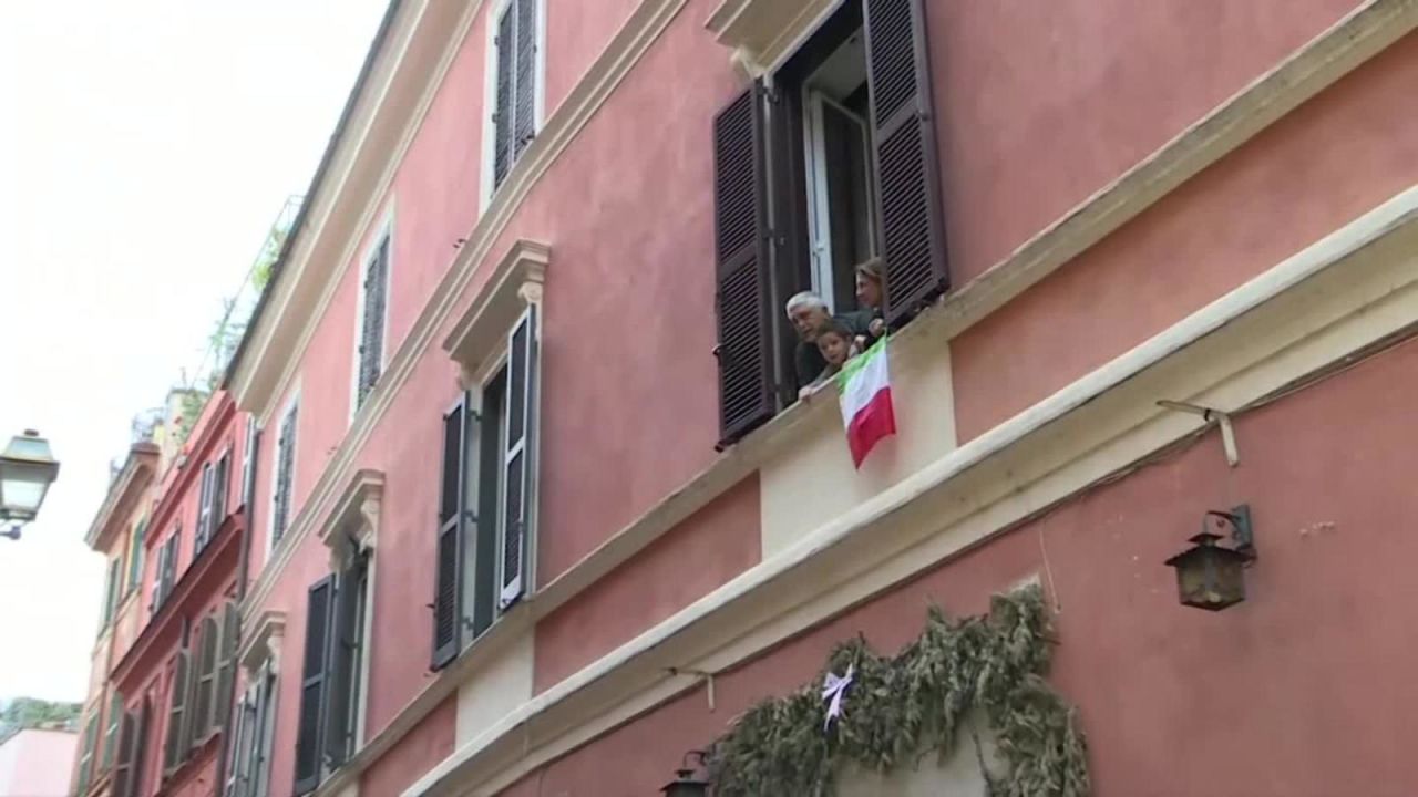 CNNE 791675 - italianos en cuarentena cantan desde los balcones