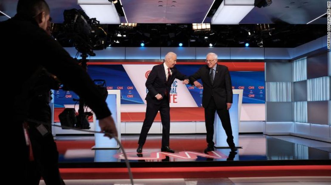 El ex vicepresidente Joe Biden y el senador de Vermont Bernie Sanders participan en el debate demócrata en Washington, el domingo 15 de marzo.