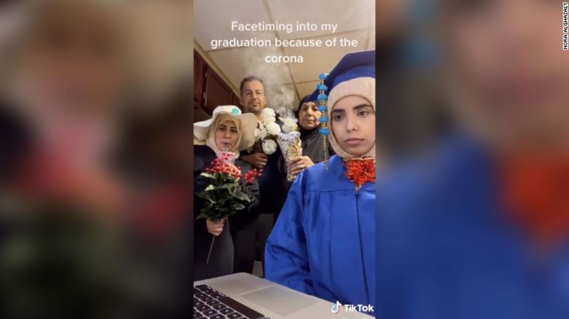 Los padres y la abuela de Alghazaly estuvieron en su video en TikTok sobre graduarse a través de FaceTime.