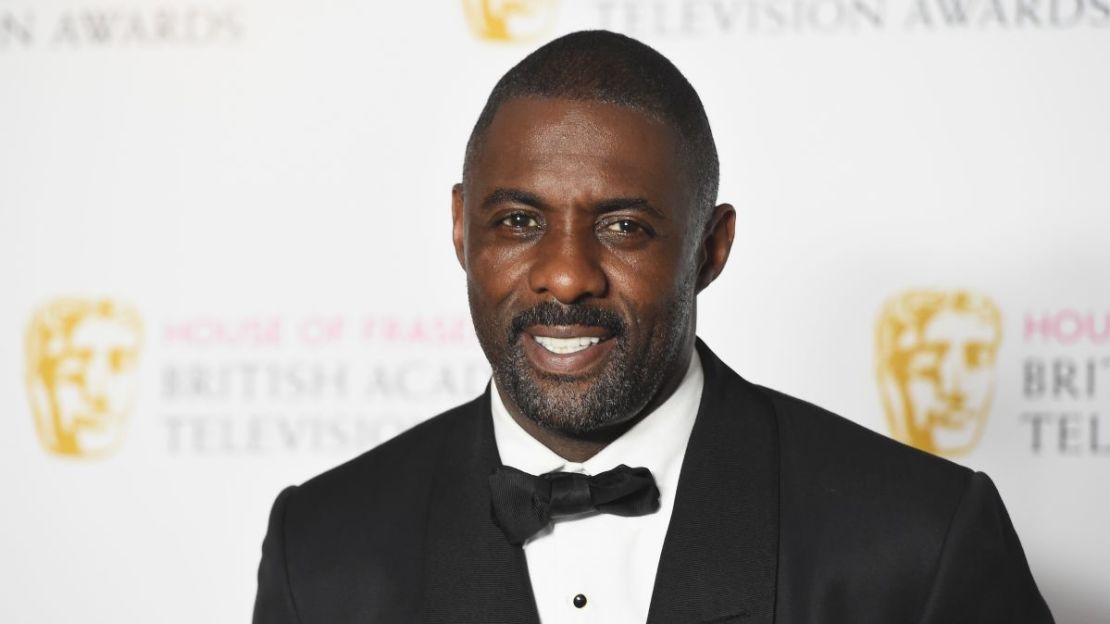 El actor Idris Elba anunció en una publicación de Twitter el lunes 16 de marzo que dio positivo por COVID-19.