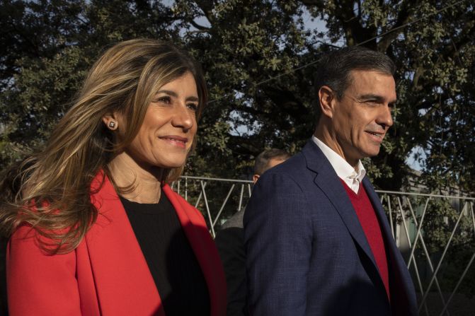 El gobierno español anunció el sábado 14 de marzo que Begoña Gómez, la esposa del primer ministro español Pedro Sánchez, dio positivo por el nuevo coronavirus, según un comunicado del gobierno.