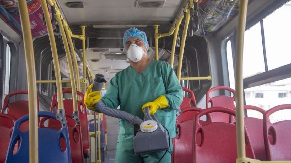 Desinfección de transporte público en Quito, Ecuador.